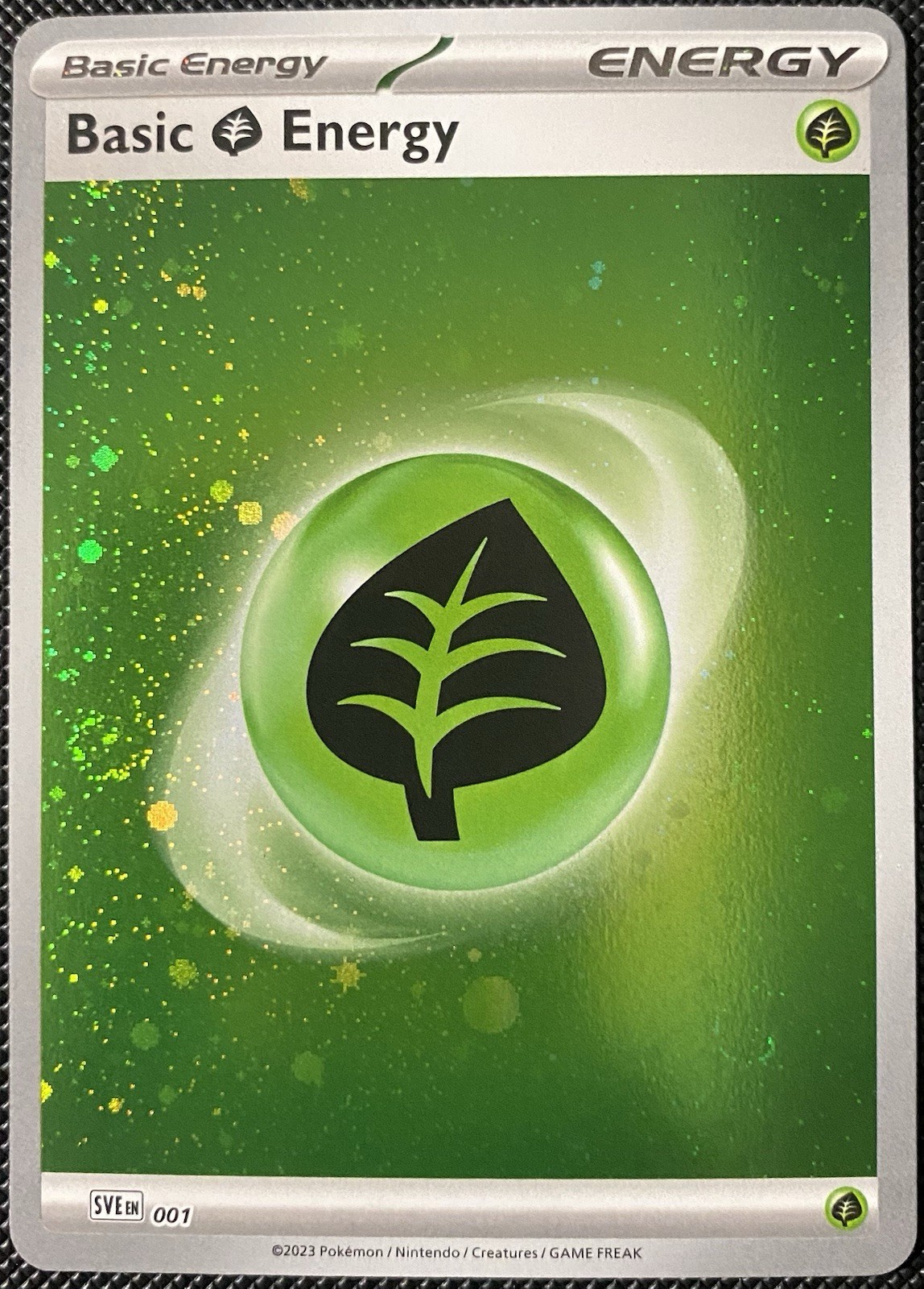 Basic Grass Energy (Cosmos Holo) 001 Sve: 151 – Pokémon Card