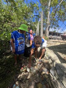 Leia mais sobre o artigo PREFEITURA DE GOIANA, EM PARCERIA COM O GRUPO NAVEGANTES REALIZARAM AÇÃO DE LIMPEZA NA PRAIA DA BARRA DE CATUAMA
