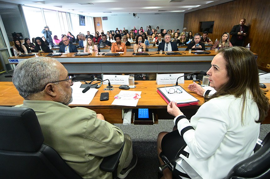 Você está visualizando atualmente Mulheres frentistas enfrentam riscos e violação de direitos, dizem debatedores
