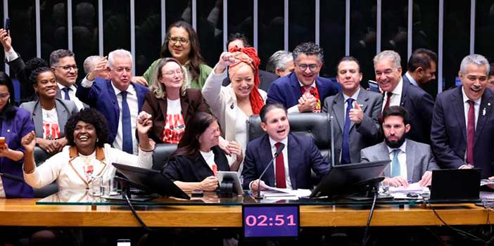 Você está visualizando atualmente Agora é no Senado: Câmara aprova PEC que acaba com a escala 6×1